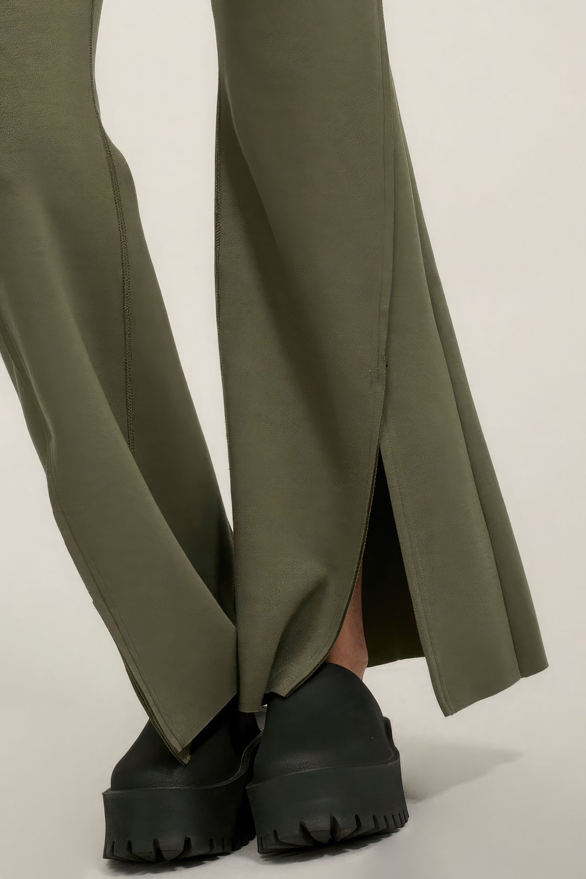 Solid Raw Edge Expose Seam Flare Pants.